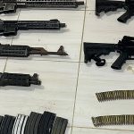 Armas y municiones decomisadas por la Policía Nacional durante los operativos contra la minería ilegal en el cantón Camilo Ponce Enríquez, Azuay.