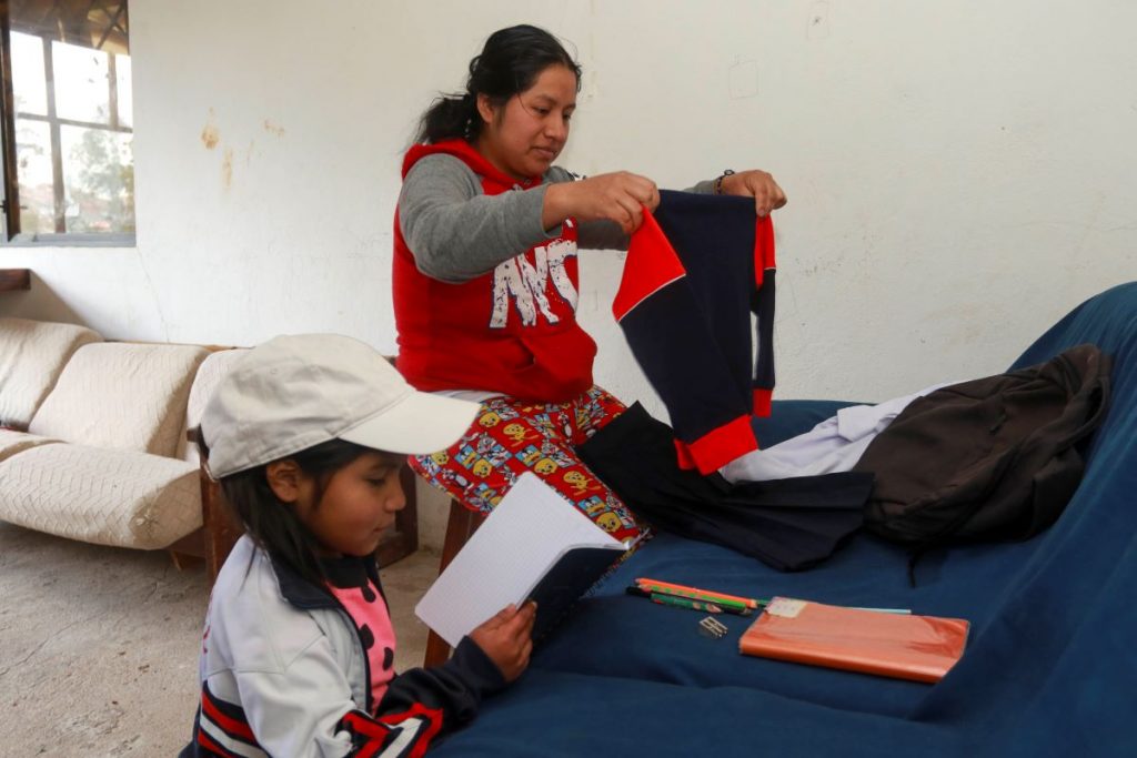 Tania Bueno, junto a su hija Romina Zhañay, preparan los uniformes y los útiles escolares para el inicio del año lectivo 2024-2025.