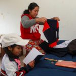 Tania Bueno, junto a su hija Romina Zhañay, preparan los uniformes y los útiles escolares para el inicio del año lectivo 2024-2025.