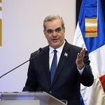 Luis Abinader asumirá este viernes su segundo y último periodo de Gobierno tras lograr la reelección en mayo pasado, y lo hará con la vista puesta en una reforma constitucional, criticada por muchos, y una reforma fiscal, postergada durante años. A solo horas de conocerse los resultados de las elecciones de mayo, Abinader, del Partido Revolucionario Moderno (PRM, liberal y progresista), anunció su intención de cambiar la Constitución, la cual sería la cuarta reforma de este siglo, y todo indica que lo hará. EFE