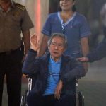 El expresidente peruano Alberto Fujimori (1990-2000) recibirá una pensión vitalicia de 15.600 soles (4.100 dólares), ocho meses después de su excarcelación y a pesar de que no pagó la reparación civil por los delitos contra los derechos humanos y corrupción por los que fue condenado, confirmó este viernes el presidente del Congreso, Eduardo Salhuana. En declaraciones a la emisora RPP, Salhuana dijo que Fujimori hizo la solicitud este año y que, después de recibir los informes técnicos y de presupuesto, "el 10 de julio, el Congreso ha notificado mediante este documento al señor Alberto Fujimori de que la pensión es procedente". EFE