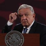 l presidente de México, Andrés Manuel López Obrador, habla durante su rueda de prensa matutina este martes, en Palacio Nacional en Ciudad de México (México). Obrador anunció una "pausa" en su relación con las embajadas de Estados Unidos y Canadá por las advertencias de los diplomáticos sobre los riegos de la reforma para elegir por voto popular al Poder Judicial en México. EFE