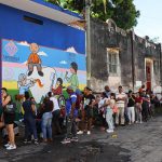 Migrantes hacen fila a la espera de resolver su situación migratoria el miércoles 7 de agosto de 2024. Foto EFE.