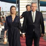 Fotografía de archivo fechada el 24 de abril de 2023 del expresidente de Argentina Alberto Fernández, y su expareja, Fabiola Yáñez, durante su llegada al Aeropuerto Las Américas para asistir a la XXVIII Cumbre Iberoamericana, en Santo Domingo (República Dominicana). El expresidente de Argentina Alberto Fernández (2019-2023) fue denunciado por su expareja y madre de su hijo, Fabiola Yáñez, por violencia machista, según confirmaron este martes fuentes judiciales citadas por medios locales. EFE