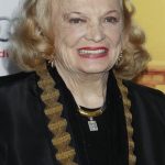 Gena Rowlands murió en su domicilio en Indian Wells, en California (EE.UU.), a los 94 años de edad. La noticia del deceso de la dos veces nominada al Oscar la han dado este miércoles los representantes de su hijo, el director de cine Nick Cassavetes, y sin ofrecer más detalles. EFE