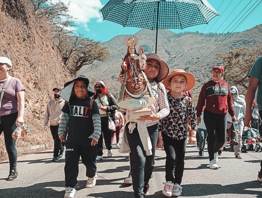 Niños y jóvenes del colectivo "Peregrinitos Hoy, Peregrinitos Siempre", priostes de la fiesta de los días 15 y 16 de agosto en el Santuario de El Cisne.