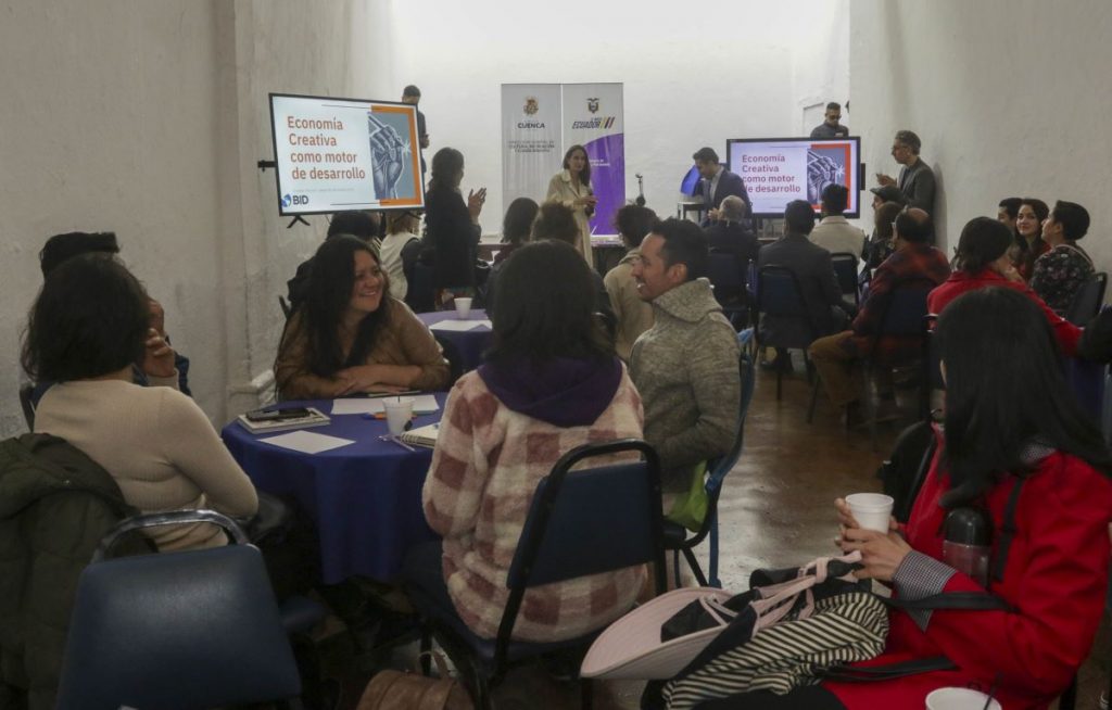 Gestores culturales participan en las mesas de trabajo en el Museo de Arte Moderno, para la elaboración de la Política Pública de Fomento de Industrias Culturales.