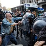iembros de la Policía Federal Argentina (PFA) se enfrentan con manifestantes este miércoles, en Buenos Aires (Argentina). Colectivos de jubilados marchan desde el Congreso hacia la Plaza de Mayo de Buenos Aires para protestar contra el veto anunciado por parte del presidente, Javier Milei, a un aumento en las pensiones aprobado la semana pasada por el Senado. EFE