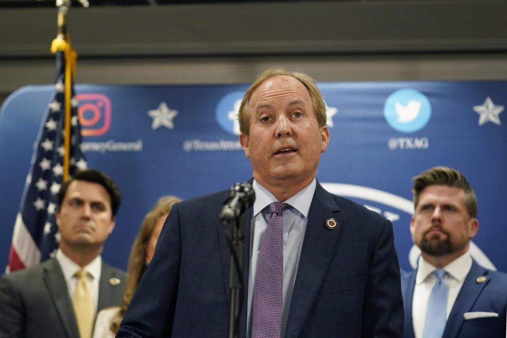 "Paxton está comprometido en la opresión oficial de votantes, principalmente latinos y negros, con la gran mentira del fraude electoral", señaló LULAC.
