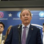 "Paxton está comprometido en la opresión oficial de votantes, principalmente latinos y negros, con la gran mentira del fraude electoral", señaló LULAC.