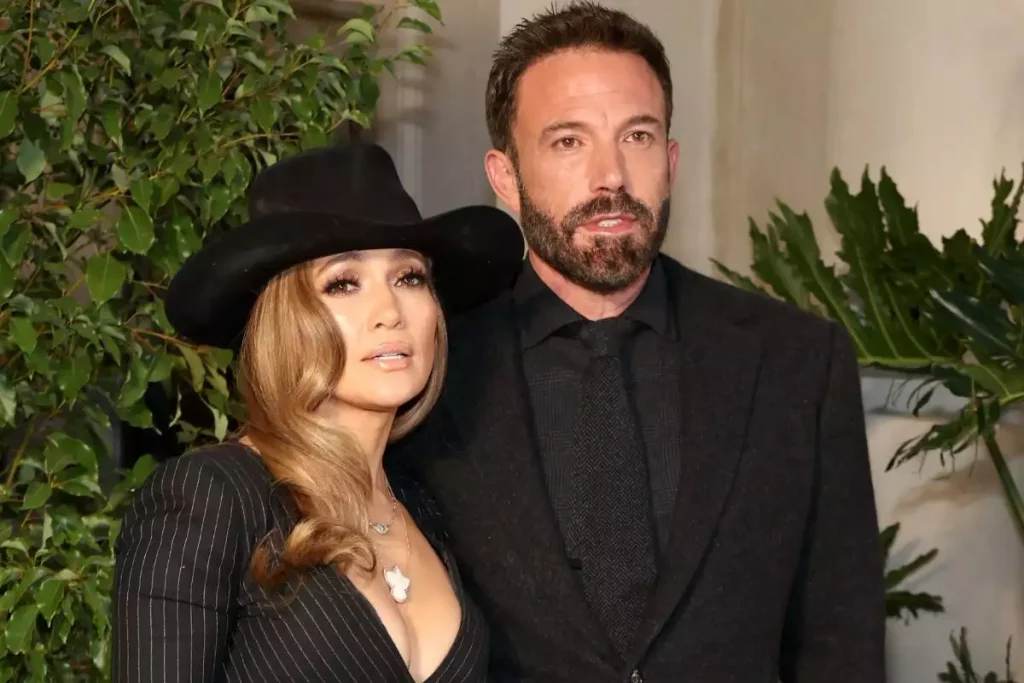 Luego de meses de acaparar titulares sobre su separación, la cantante y actriz Jennifer López solicitó el divorcio de su marido Ben Affleck tras dos años de matrimonio.