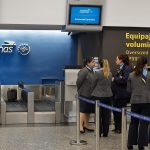 Los reclamos salariales de la Asociación de Pilotos de Líneas Aéreas y la Asociación Argentina de Aeronavegantes generaron este jueves alteraciones en la programación de vuelos en varios aeropuertos del país, entre ellos los dos con más tráfico: el Internacional Ministro Pistarini (Ezeiza) y el Aeroparque Jorge Newbery (Buenos Aires). Los trabajadores han protagonizado varias jornadas de protesta, durante las cuales hubo "supuestas asambleas informativas" que, según la compañía Aerolíneas Argentinas, la de bandera del país suramericano, fueron "paros encubiertos". EFE