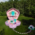 Fotografía cedida por Airbnb de la casa de la icónica muñeca Polly Pocket en tamaño real dispuesta como alojamiento a través de la plataforma Airbnb, en la localidad de Littleton en Massachusetts (EE.UU.). La casa en forma de una estuche de Polly Pocket, la icónica muñeca de la década de 1990 de la empresa Mattel, existe ahora en tamaño real en Massachusetts (EE.UU.) y convertida en alojamiento a través de la plataforma Airbnb, con motivo de la celebración de los 35 años del juguete. EFE