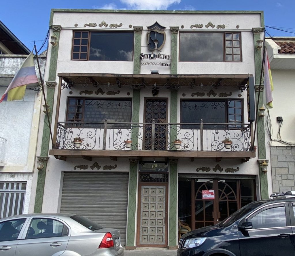 El sello de clausura en el Hotel San Antonio indica que la suspensión va del 19 de agosto al 30 de septiembre de 2024.