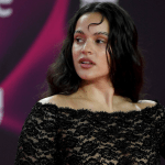 La cantante española Rosalía compartió en un Live de Instagram un breve fragmento de lo que podría ser su nuevo disco