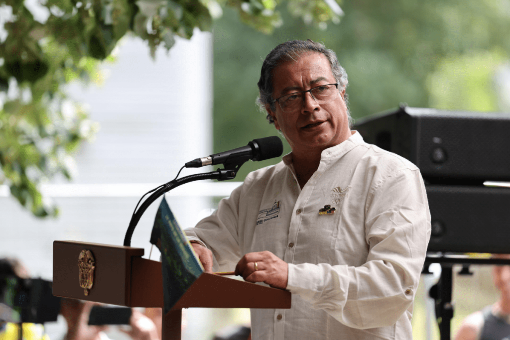 El presidente de Colombia, Gustavo Petro, sugirió para Venezuela un "frente nacional" como el que hubo en Colombia en el siglo XX en el que liberales y conservadores se turnaban el poder como paso "transitorio" hacia una "solución definitiva" a la crisis que vive el país vecino tras las elecciones.