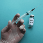 La fase de emergencia de la pandemia de COVID-19 ha concluido, pero el virus sigue propagándose y poniendo en peligro la vida las personas
