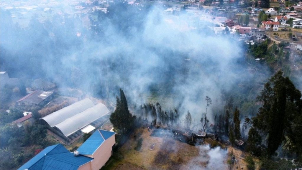 Personal del Cuerpo de Bomberos combatió un incendio ocurrido en un bosque, en las cercanías del Colegio Abdón Calderón, en Ricaurte