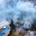 Personal del Cuerpo de Bomberos combatió un incendio ocurrido en un bosque, en las cercanías del Colegio Abdón Calderón, en Ricaurte