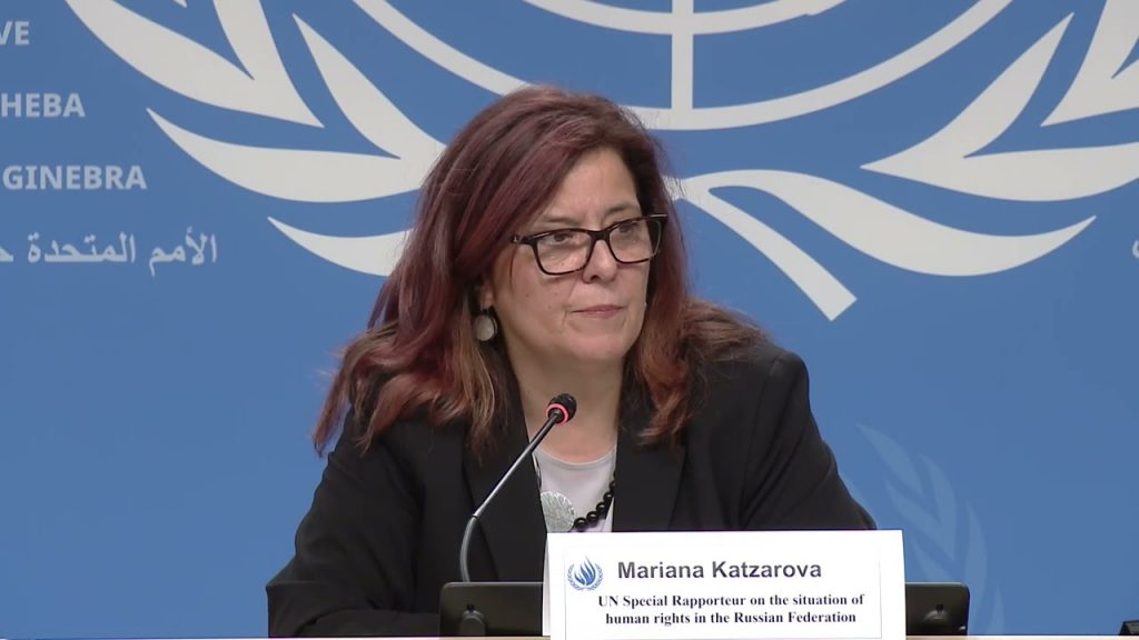 la relatora de Naciones Unidas sobre la situación de los derechos humanos en la Federación Rusa, Mariana Katzarova, destacaron que la mayoría de los liberados fueron detenidos "arbitrariamente" y condenados en juicios que calificaron de "farsas".