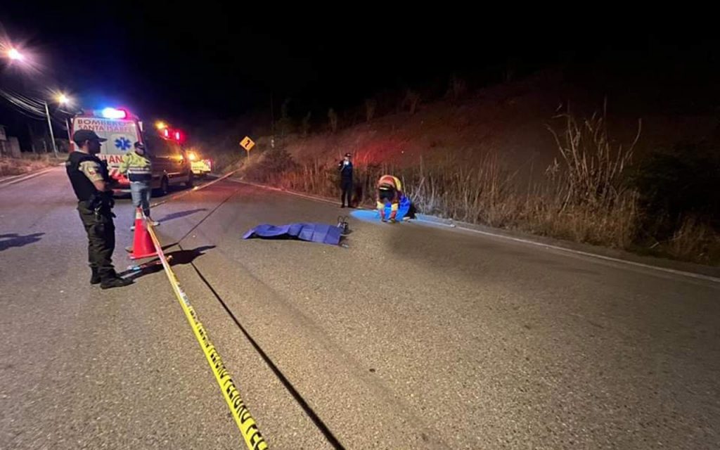 Personal policial durante el levantamiento del cadáver en el cantón Santa Isabel.