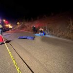 Personal policial durante el levantamiento del cadáver en el cantón Santa Isabel.