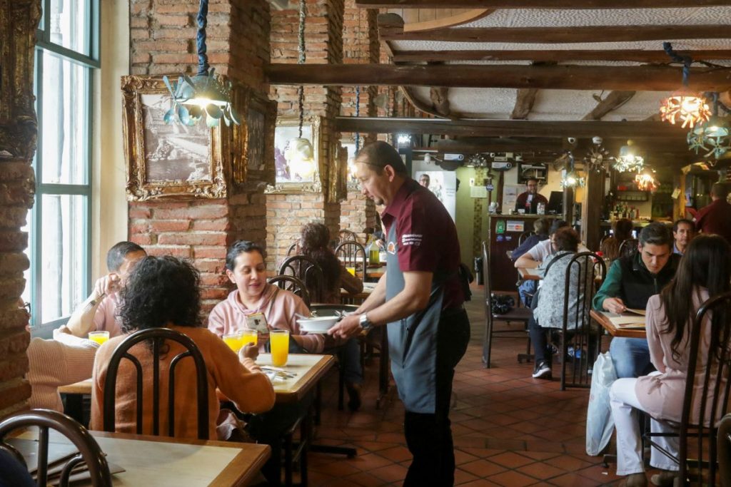 El restaurante “Raymipampa”, ubicado junto a la Catedral de la Inmaculada, tiene 91 años de historia.