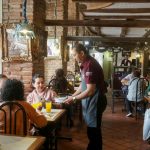 El restaurante “Raymipampa”, ubicado junto a la Catedral de la Inmaculada, tiene 91 años de historia.