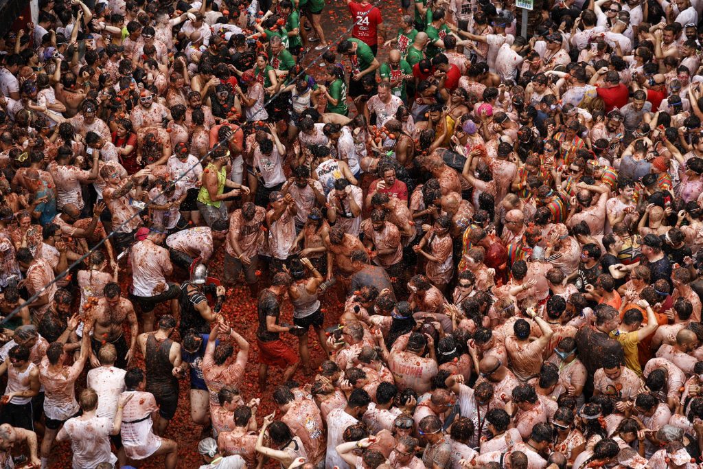 La localidad valenciana de Buñol celebra la septuagésima séptima edición de su mundialmente conocida Tomatina, una tradicional 'batalla campal' a tomatazo limpio que esperan más de 20.000 participantes y que este año presenta la novedad de una entrada VIP, a 500 euros, para vivir la fiesta en uno de los camiones desde los que se lanzan los tomates.