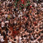 La localidad valenciana de Buñol celebra la septuagésima séptima edición de su mundialmente conocida Tomatina, una tradicional 'batalla campal' a tomatazo limpio que esperan más de 20.000 participantes y que este año presenta la novedad de una entrada VIP, a 500 euros, para vivir la fiesta en uno de los camiones desde los que se lanzan los tomates.