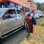Una mujer vende frutas en una calle de Cuenca.