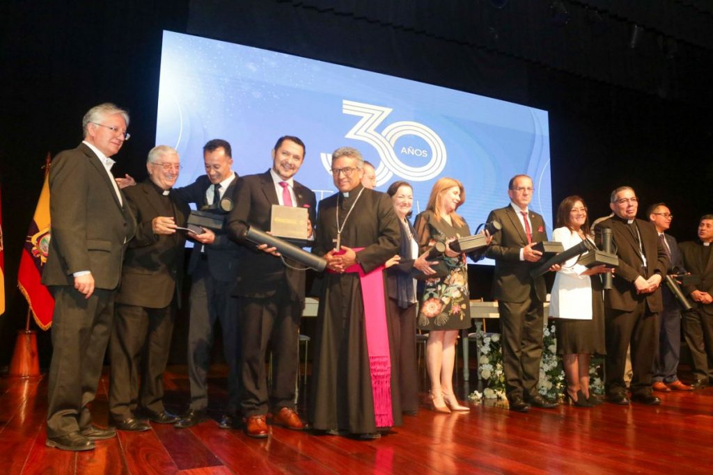 Homenaje a exrectores y exvicerrectores durante la Sesión Solemne por los 30 años de trayectoria educativa de la Universidad Politécnica Salesiana, en el Teatro Universitario “Padre Carlos Crespi”.
