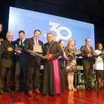Homenaje a exrectores y exvicerrectores durante la Sesión Solemne por los 30 años de trayectoria educativa de la Universidad Politécnica Salesiana, en el Teatro Universitario “Padre Carlos Crespi”.