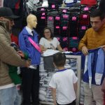 Un padre de familia compra los uniformes para su hijo en el local “Baby Mundo”, ubicado en la calle General Torres.