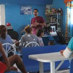 Un grupo de migrantes reciben atención medica y psicológica en el albergue 'Pan de Vida', el 6 de septiembre de 2024 en Ciudad Juárez (México). Asociaciones ciudadanas alertan de un incremento de síndrome de estrés postraumático (TEPT) en migrantes varados en la frontera norte de México ante los casos de secuestro, abuso y explotación que experimentan al cruzar territorio mexicano. EFE