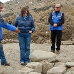 Fotografía cedida por el Instituto Nacional de Patrimonio y Cultura (INPC) de personal observando los restos hallados de la antigua ciudad de Riobamba, este martes, en Quito (Ecuador). El INPC de Ecuador reveló que se han hallado objetos y estructuras de la ciudad de Riobamba, en el centro andino del país, que actualmente se erige sobre las ruinas del enclave colonial que fuera sepultado por varios terremotos. EFE