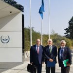 El abogado Blas Jesús Imbroda (izda.-dcha.), el expresidente Andrés Pastrana y el exembajador de Venezuela en Naciones Unidas Victor Rodríguez Cedeño, posan tras presentar este viernes un informe jurídico en nombre de una treintena de exmandatarios ante la Fiscalía de la Corte Penal Internacional de La Haya (Países Bajos) contra el régimen de Nicolas Maduro. EF