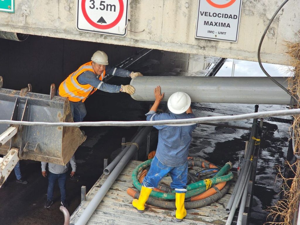 Por un daño en una tubería en el paso a desnivel de la Doce de Abril y avenida De Las Américas, en Cuenca, unas 4.200 personas se quedaron sin servicio de líquido vital.
