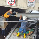 Por un daño en una tubería en el paso a desnivel de la Doce de Abril y avenida De Las Américas, en Cuenca, unas 4.200 personas se quedaron sin servicio de líquido vital.