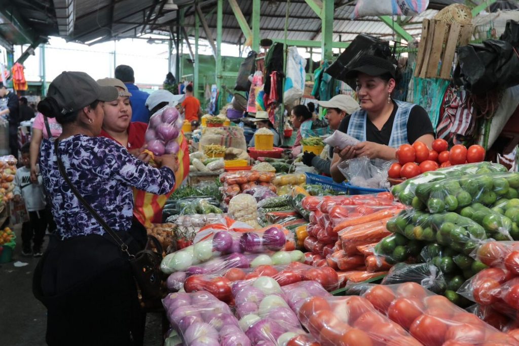 Hay un incremento de precios de alimentos en el mercado El Arenal, en Cuenca, por la sequía.