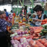 Hay un incremento de precios de alimentos en el mercado El Arenal, en Cuenca, por la sequía.