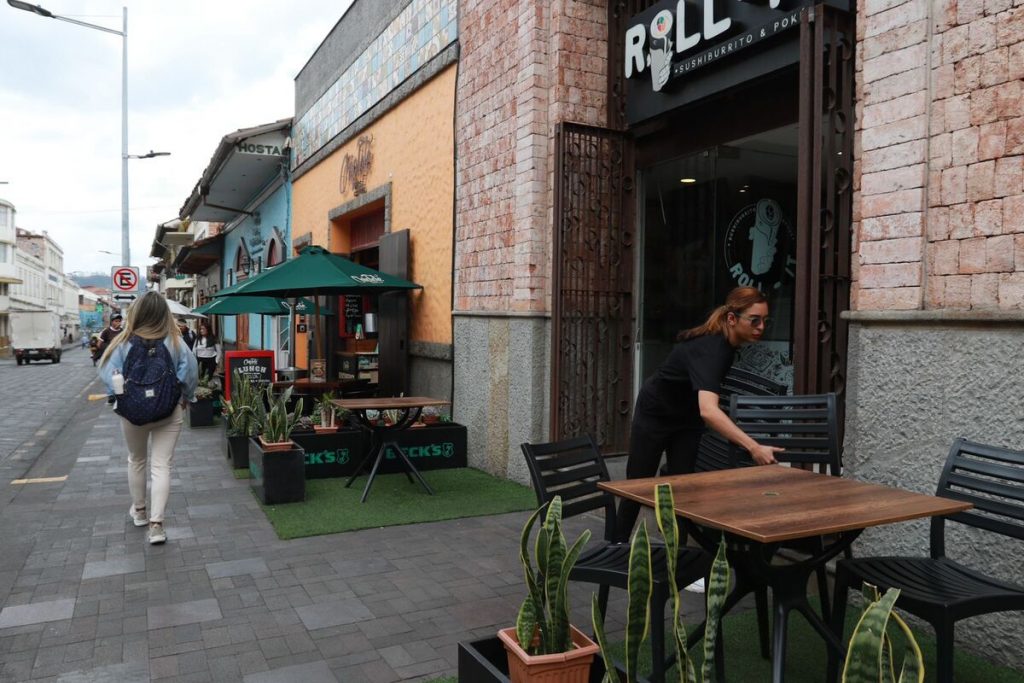Apagón afecta a locales como los restaurantes en Cuenca.