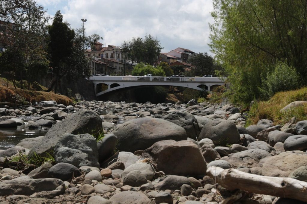 El río Tomebamba está seco. Solo quedan piedras.