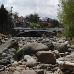 El río Tomebamba está seco. Solo quedan piedras.