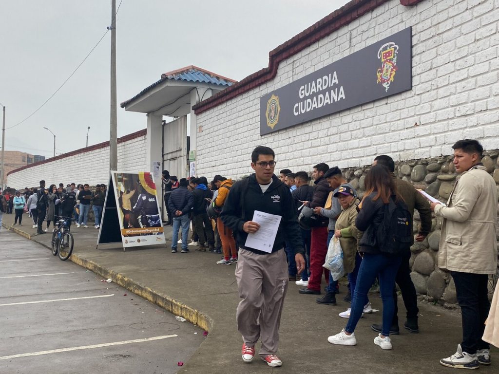 Jóvenes buscan una oportunidad de empleo en la Guardia Ciudadana de Cuenca (GCC).