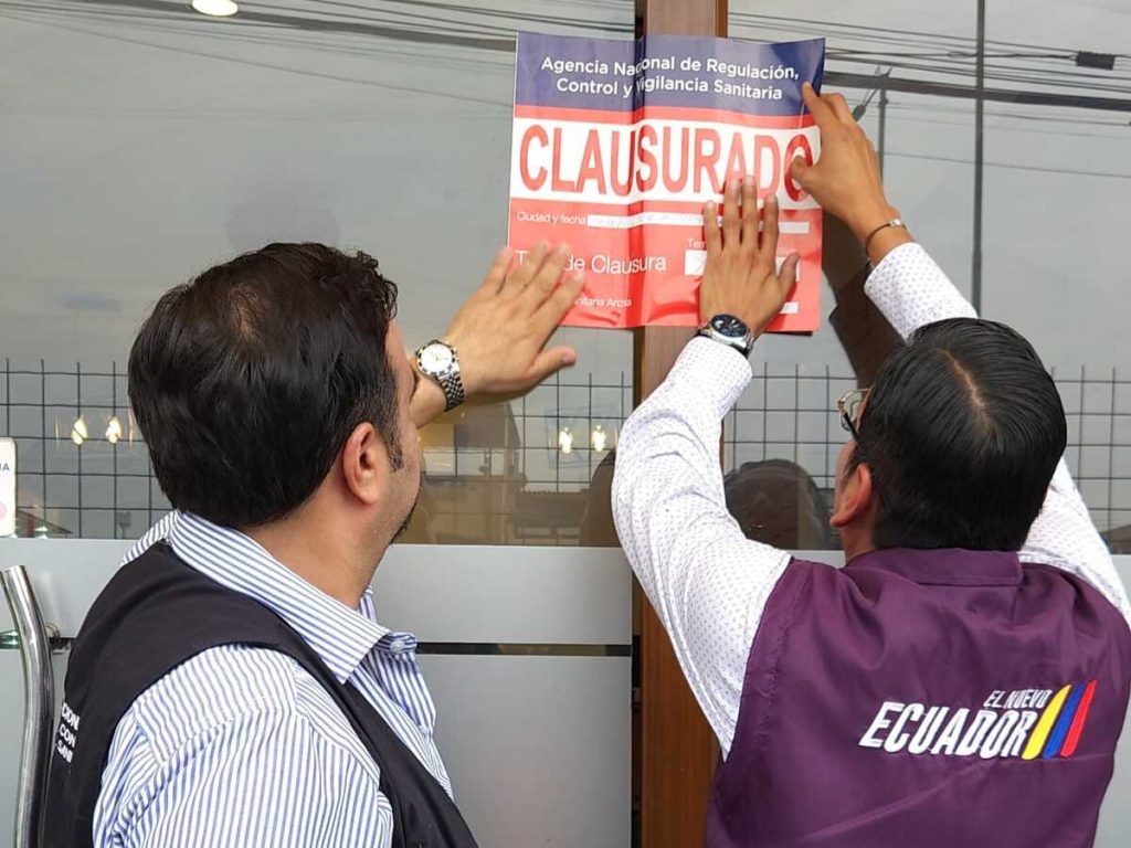 ARCSA clausura locales que incumplen con normas sanitarias en el manejo de alimentos.