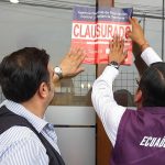 ARCSA clausura locales que incumplen con normas sanitarias en el manejo de alimentos.