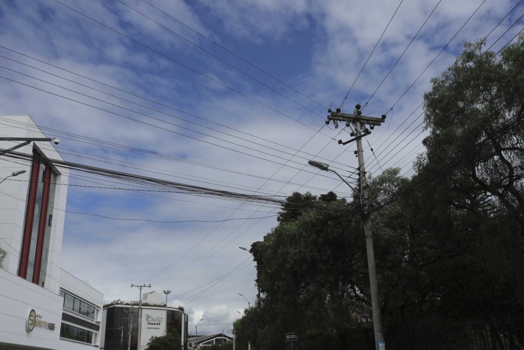 Desorden de cables en Cuenca. Son de empresas privadas.
