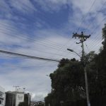 Desorden de cables en Cuenca. Son de empresas privadas.