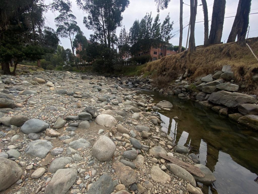 Hasta ayer, el caudal del río Tomebamba era de 0,73 metros cúbicos por segundo, es decir, nivel de estiaje. Esto según ETAPA EP, puede provocar racionamientos en el servicio de agua potable. /XCA